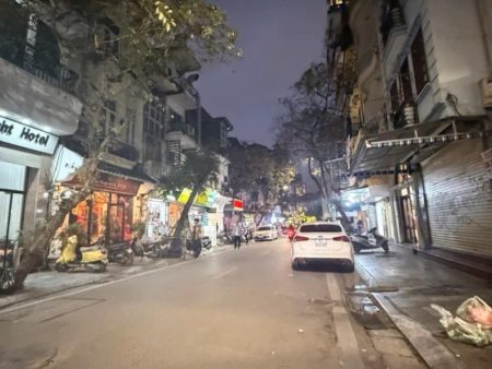 Bán nhà 4 tầng Phố Hàng Phèn, Dt 57m, Mt 3.2m, Dài 18m, Đường 20m, Giá 45,8 tỷ . Lh 0784.238.666